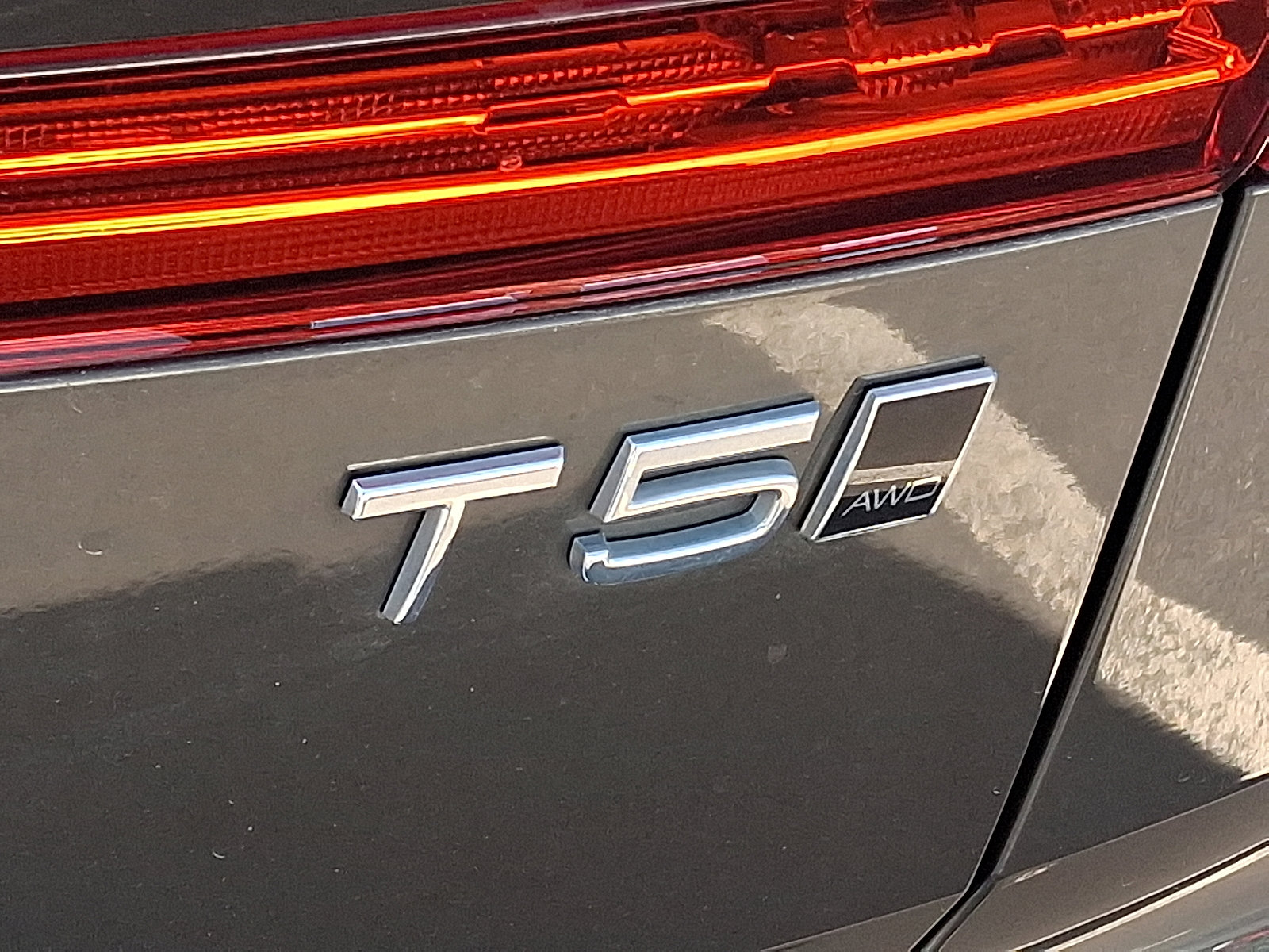 Used 2018 Volvo XC60 T5 Momentum w/ Vision Package image 10