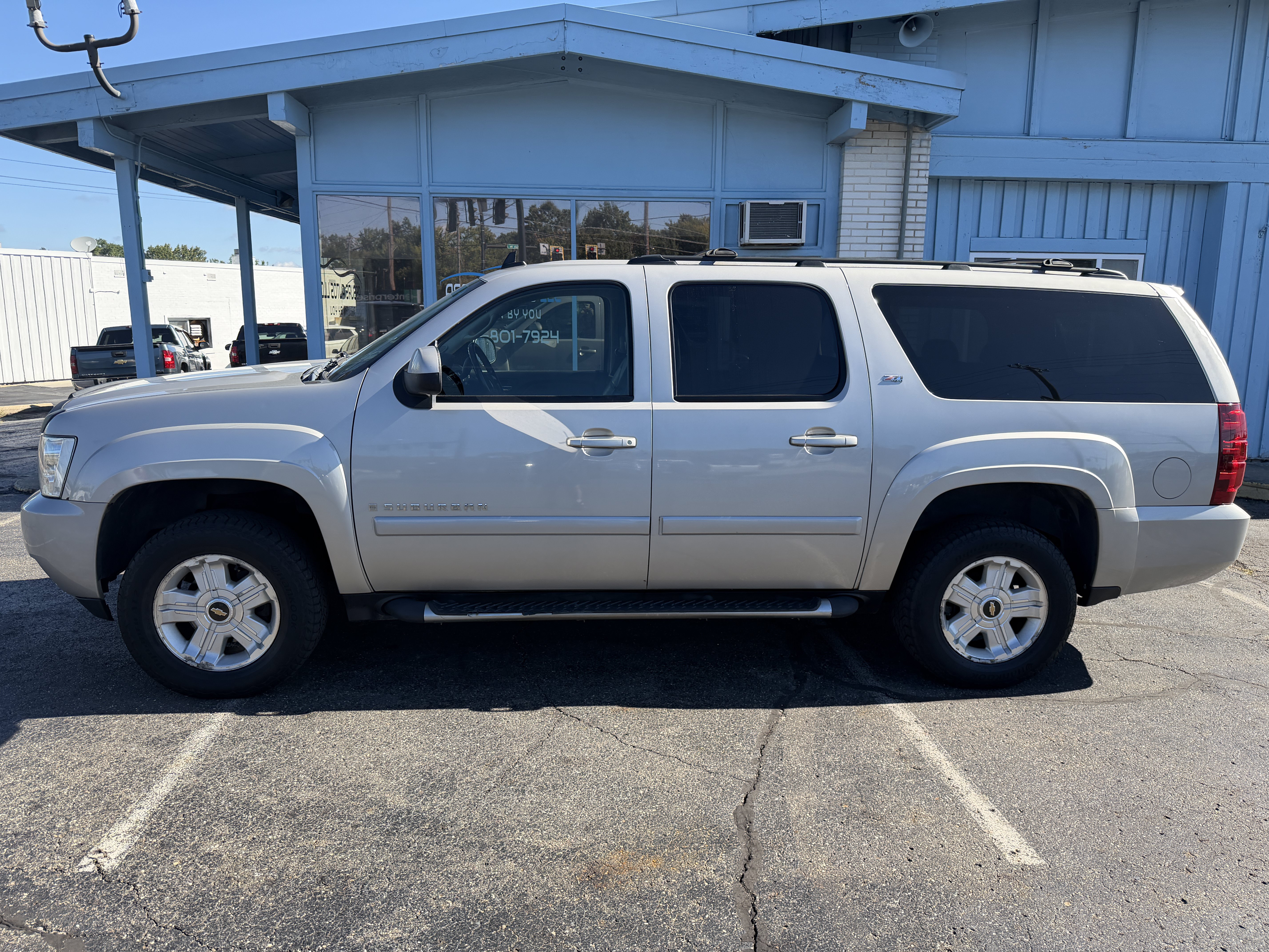 Used 2009 Chevrolet Suburban LT w/ Luxury Package AWD/4WD image 2