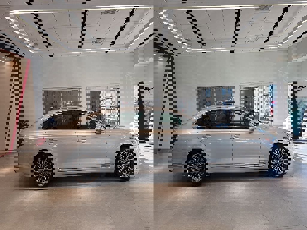 Used 2020 Kia K900 Luxury image 4