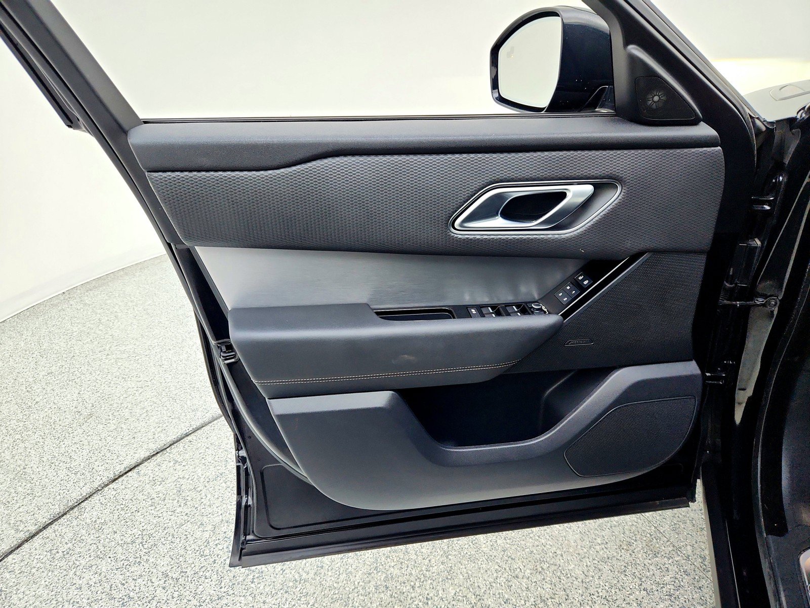 Used 2023 Land Rover Range Rover Velar R-Dynamic S image 21