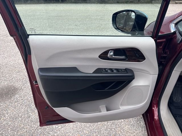 Used 2023 Chrysler Pacifica Limited FWD image 20