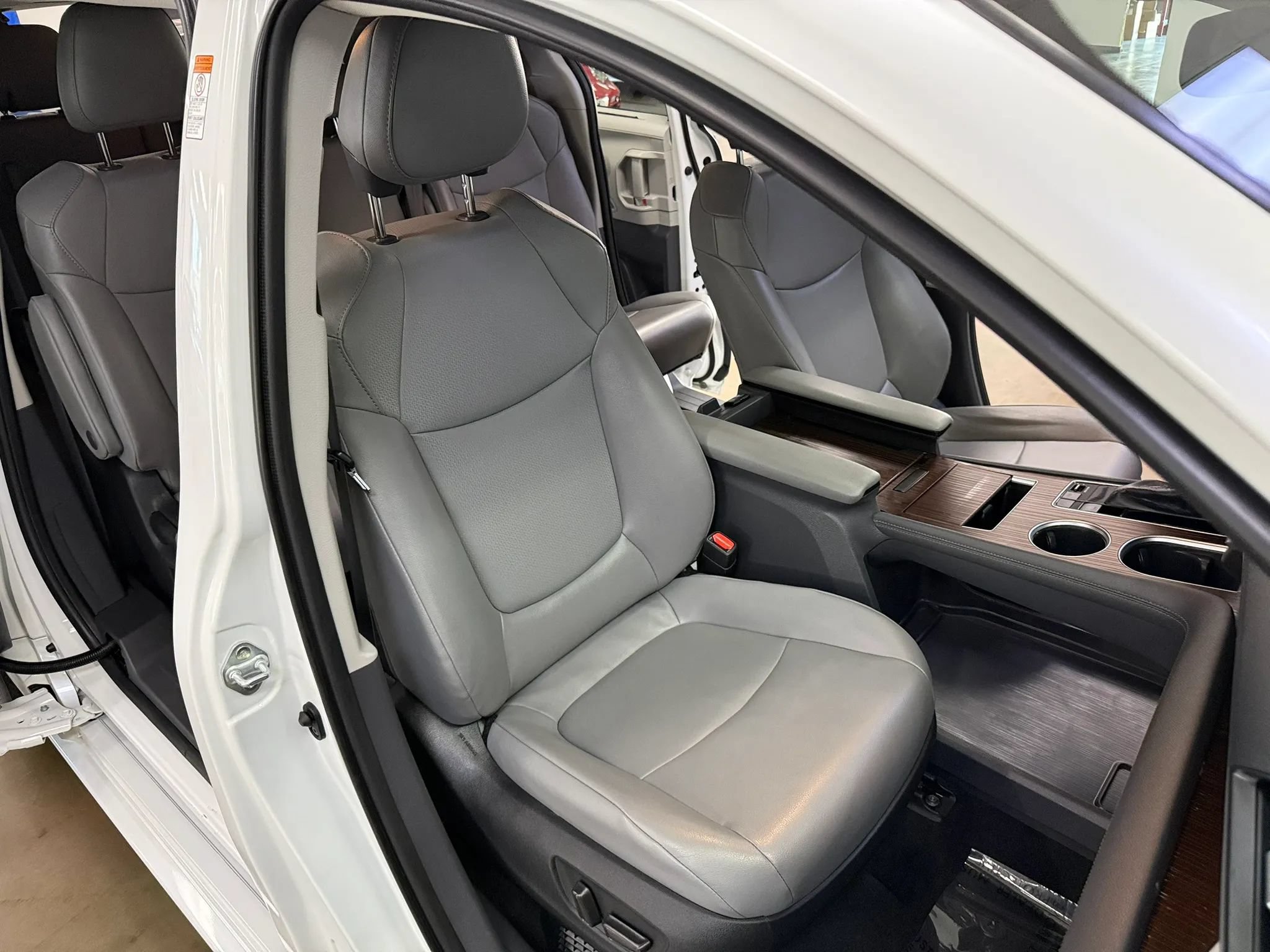Used 2022 Toyota Sienna XLE w/ XLE Plus Package FWD image 10