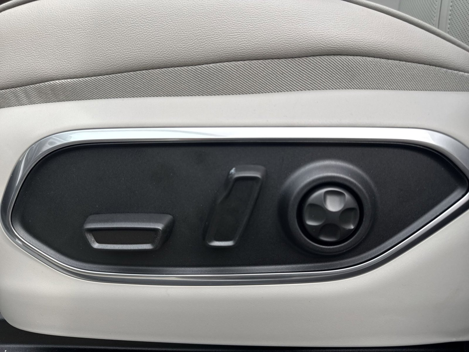 New 2026 Jeep Grand Wagoneer L 4WD w/ Premium Group I image 14