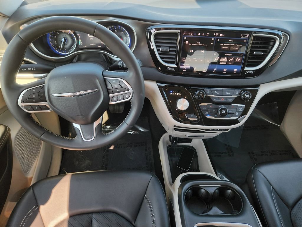Used 2024 Chrysler Pacifica Touring-L image 25