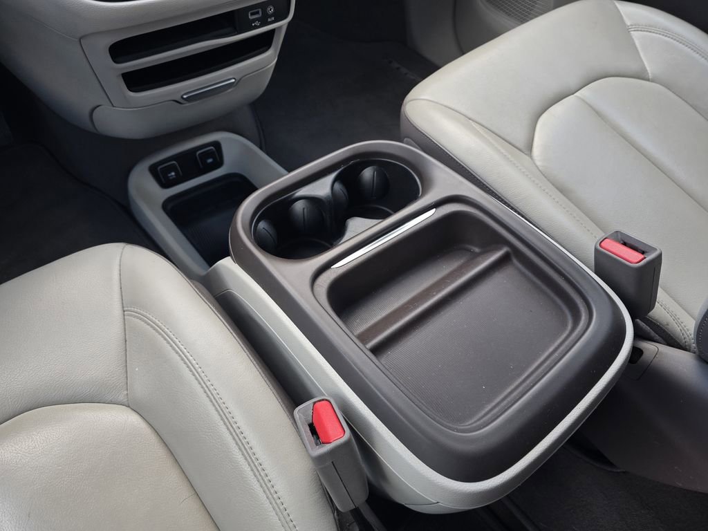 Used 2017 Chrysler Pacifica Touring-L FWD image 18