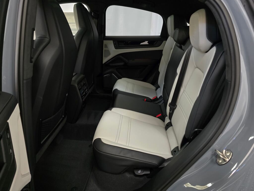 New 2026 Porsche Cayenne GTS image 21