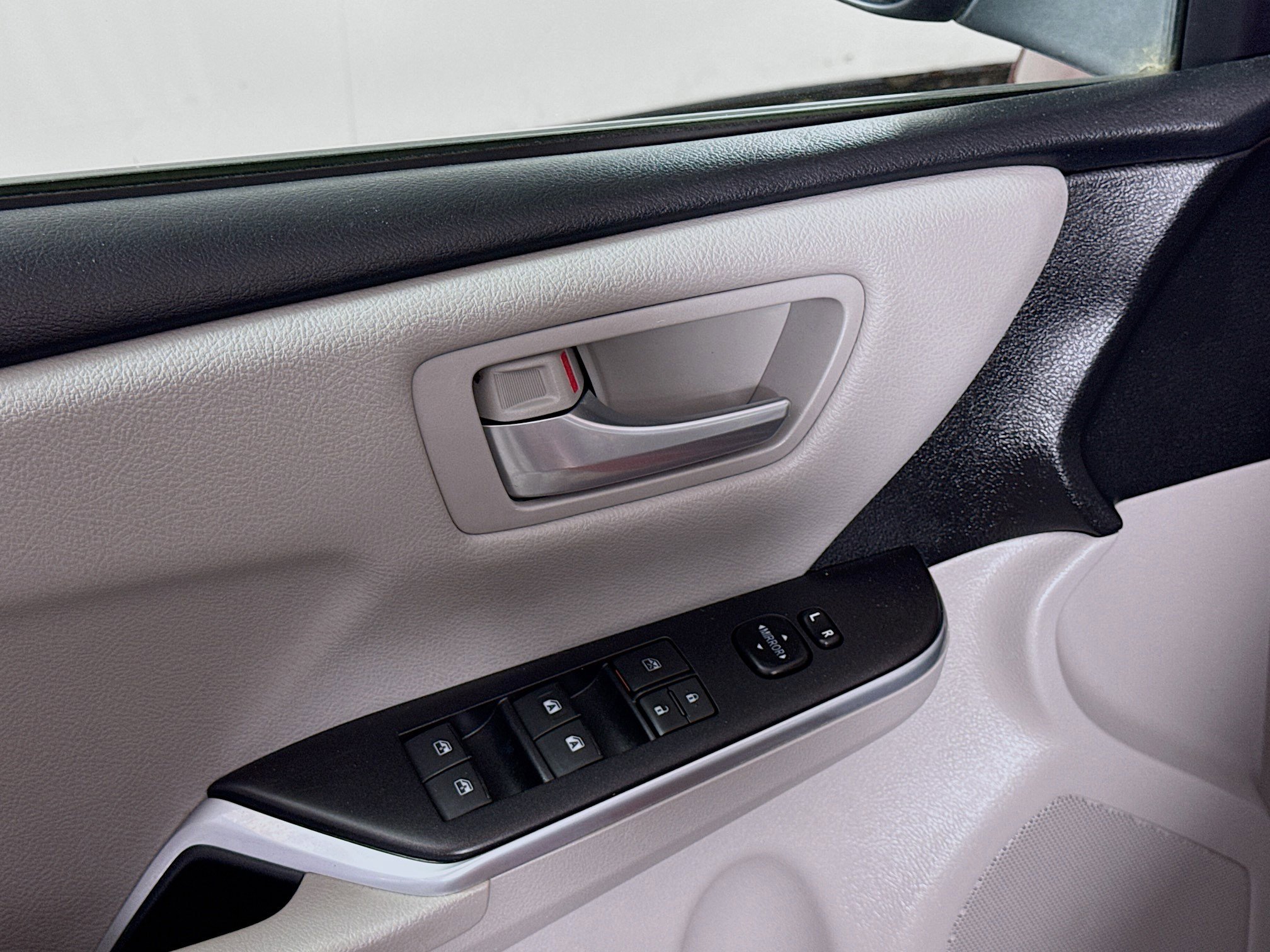 Certified 2017 Toyota Camry SE w/ Moonroof Package image 20