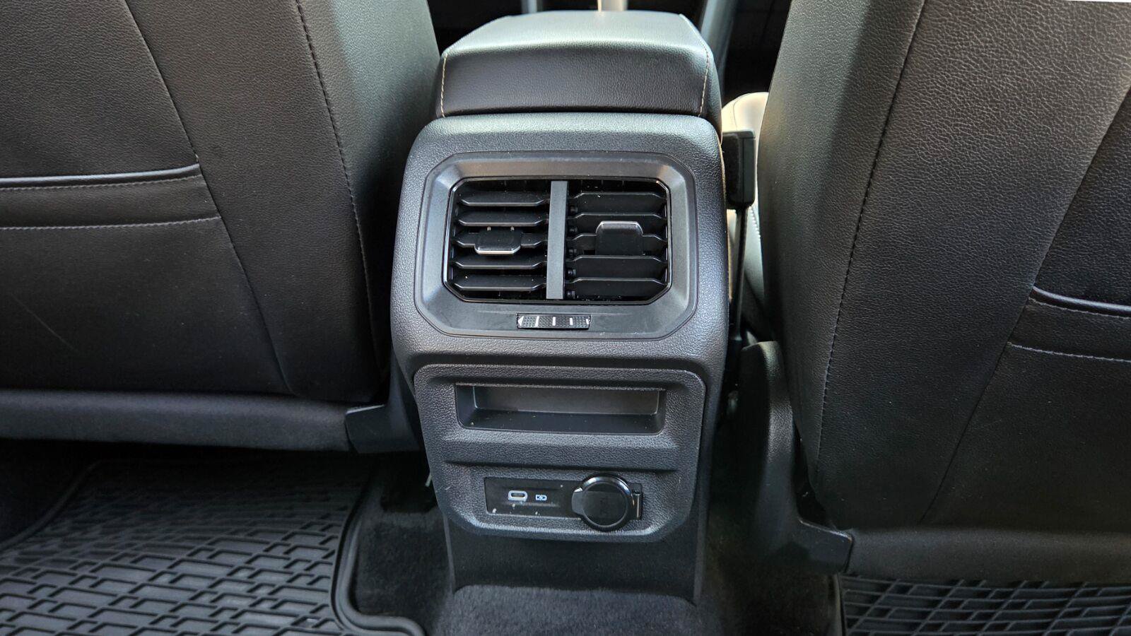 Certified 2024 Volkswagen Tiguan SE R-Line FWD image 57
