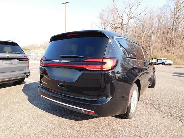 Used 2025 Chrysler Pacifica Select FWD image 5
