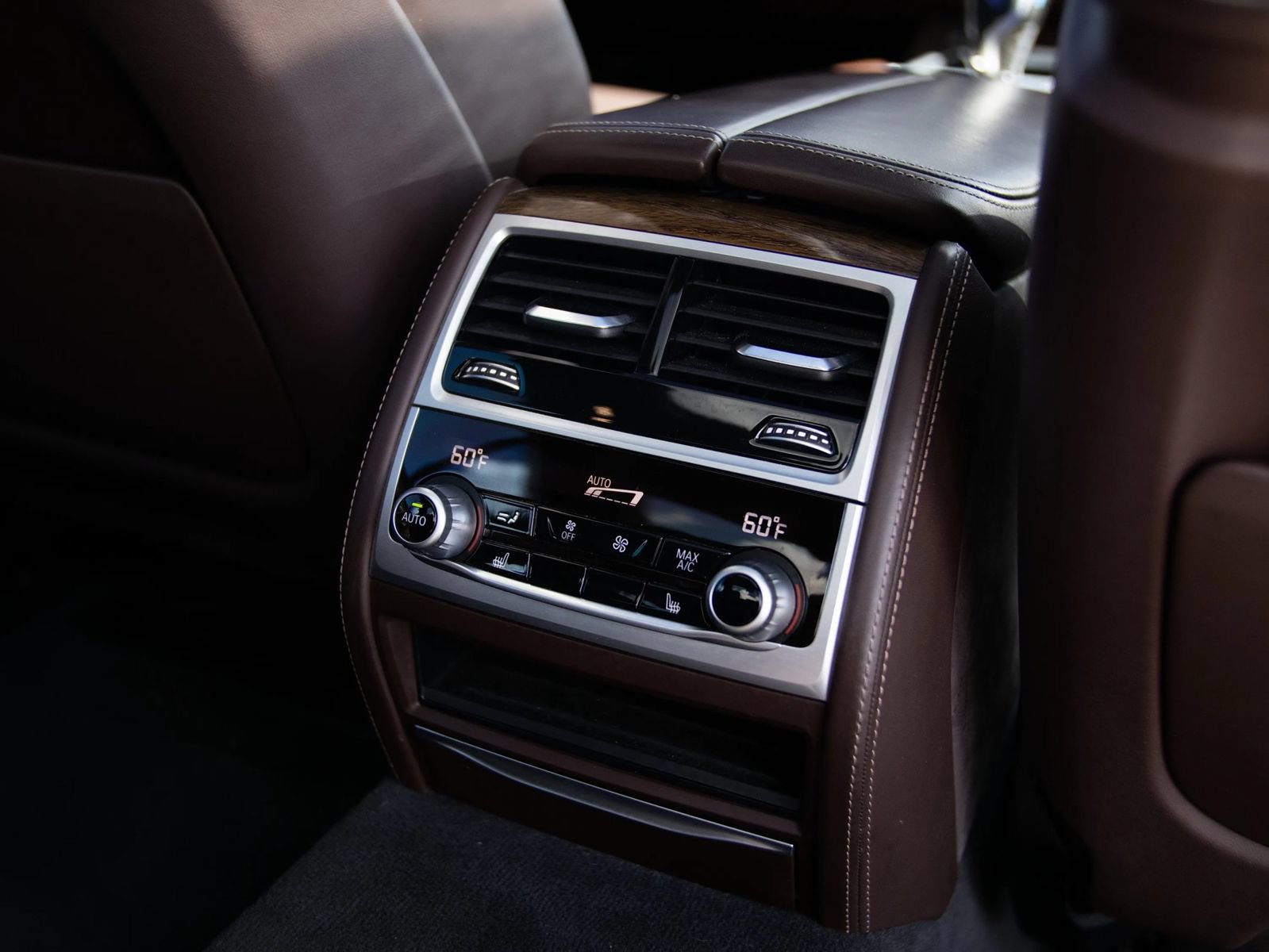 Used 2019 BMW 750i w/ M Sport Package RWD image 31
