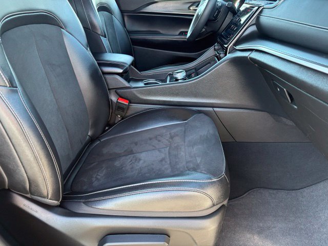 Used 2024 Jeep Grand Cherokee Altitude AWD/4WD image 18