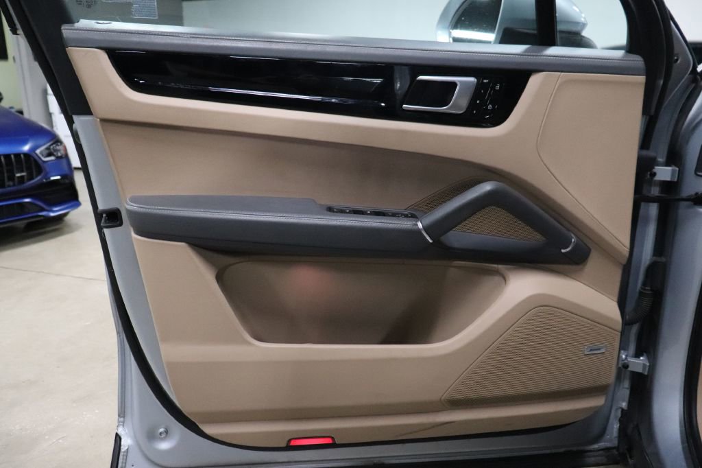 Used 2019 Porsche Cayenne S w/ Premium Plus Package image 9