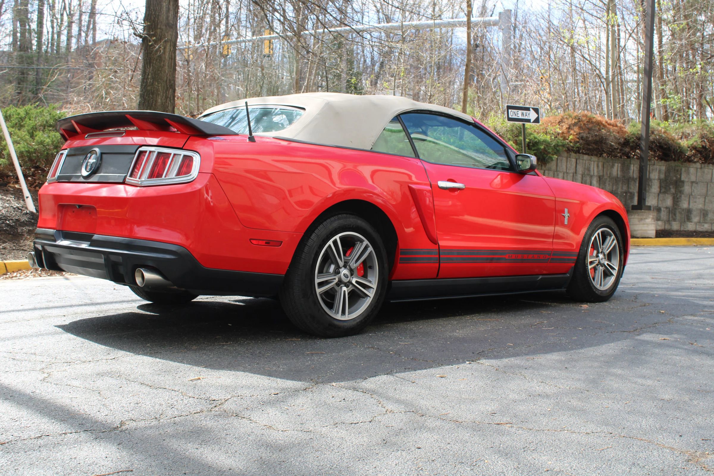 Used 2010 Ford Mustang Convertible image 31