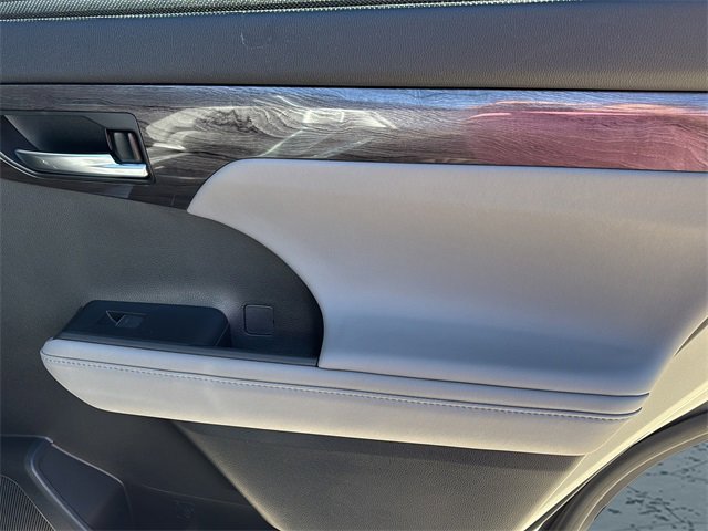 Used 2021 Toyota Highlander Platinum image 12