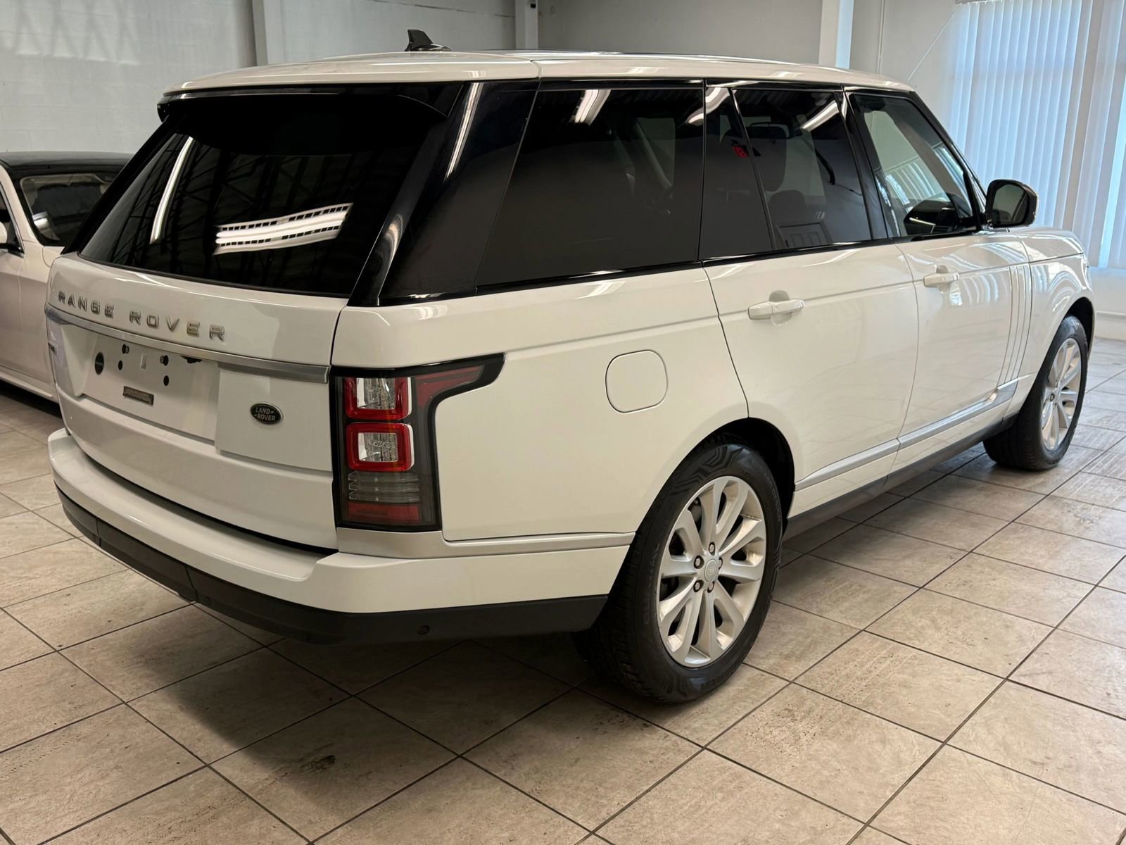 Used 2016 Land Rover Range Rover HSE image 9