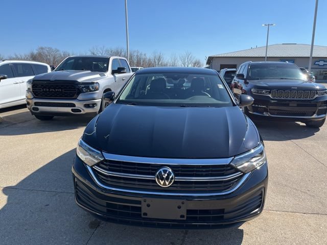 Used 2022 Volkswagen Jetta SE FWD image 2