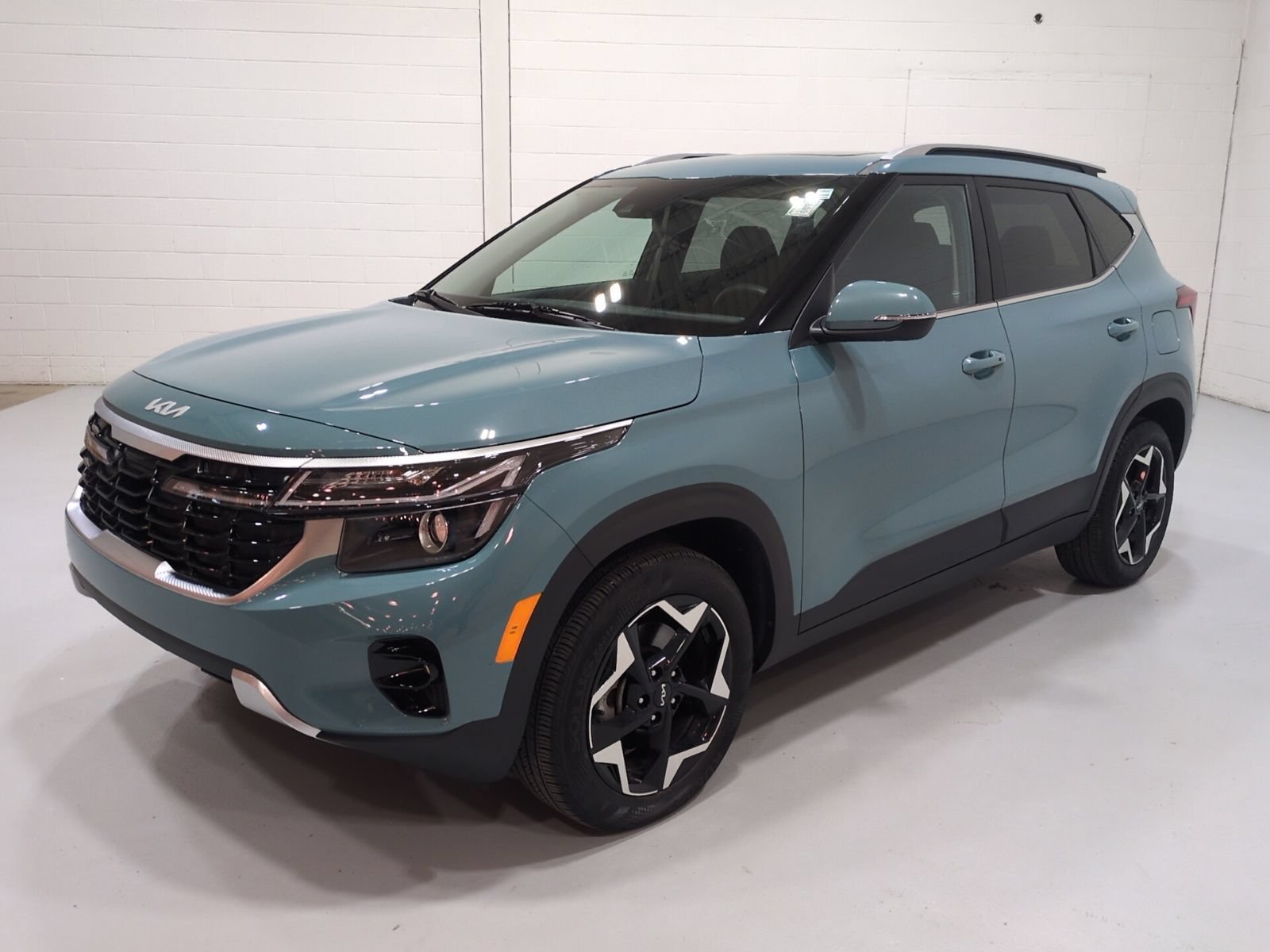 Certified 2025 Kia Seltos EX w/ EX Sunroof Package AWD/4WD image 7