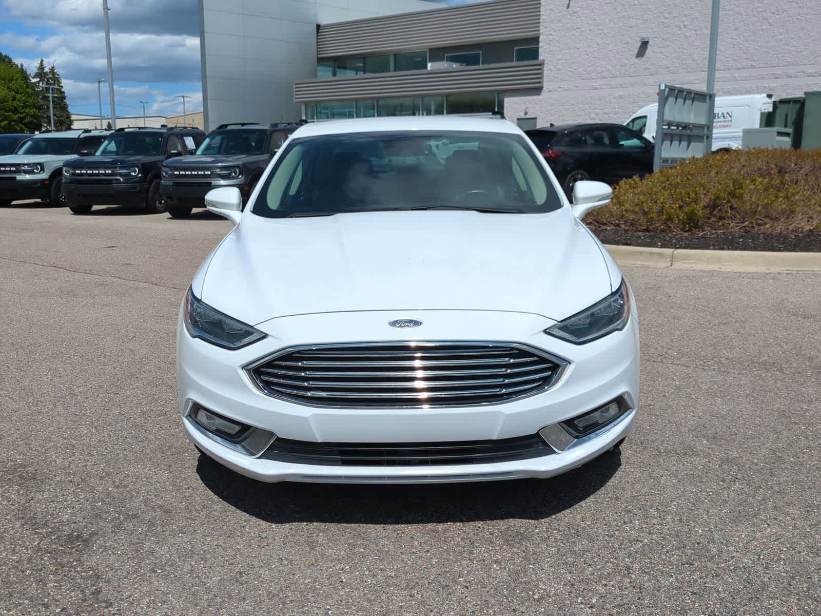 Used 2017 Ford Fusion SE w/ Fusion SE Technology Package FWD image 3
