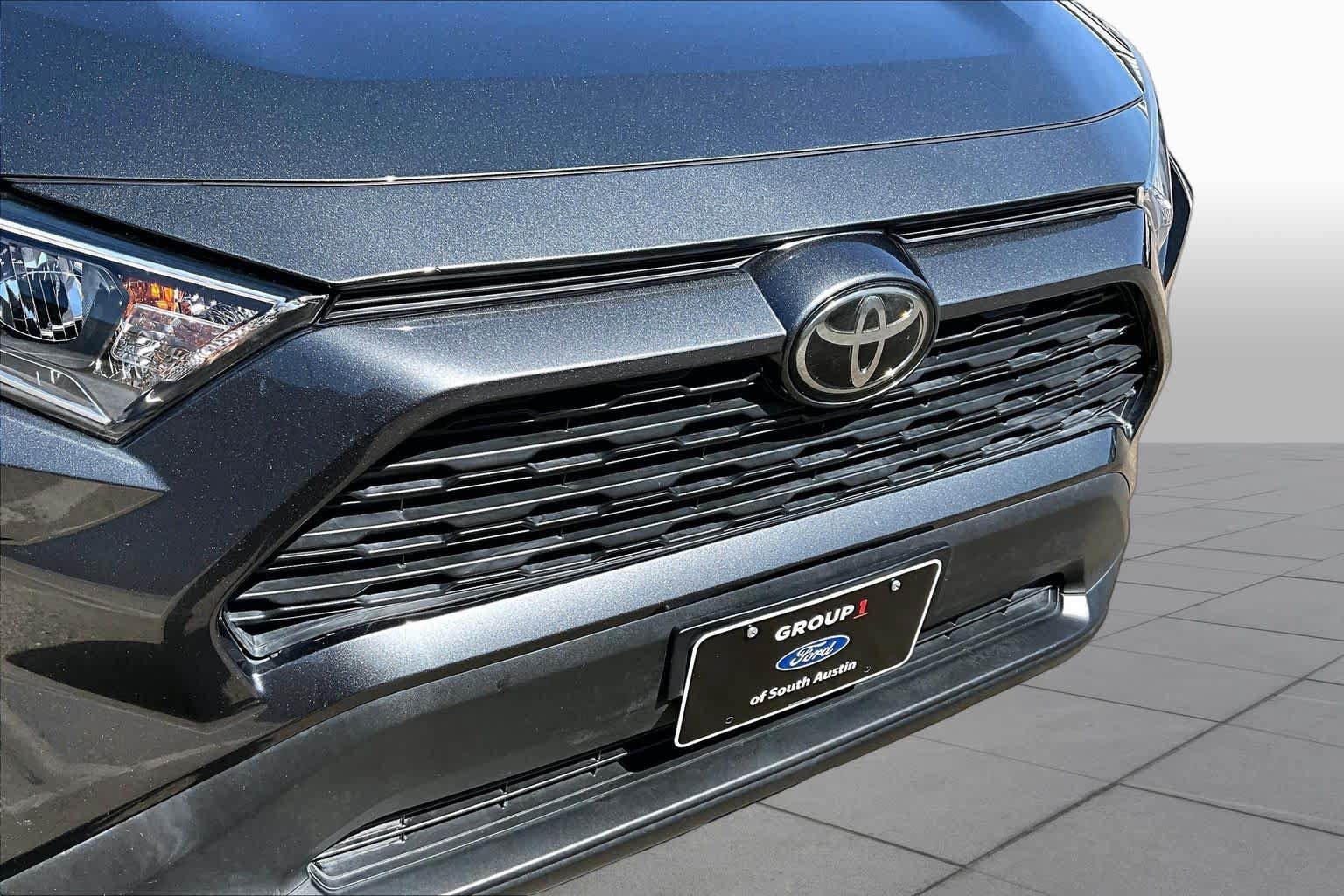 Used 2019 Toyota RAV4 XLE Premium FWD image 30