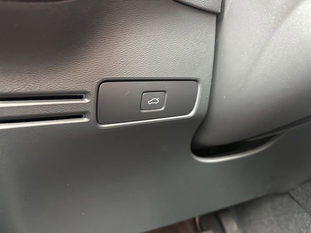 Certified 2025 Volvo XC40 B5 Core image 29