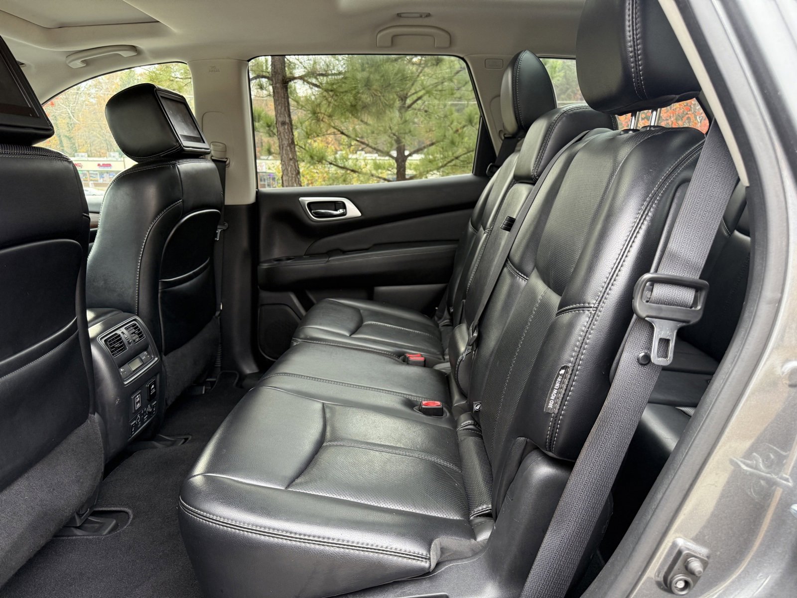 Used 2018 Nissan Pathfinder Platinum image 37