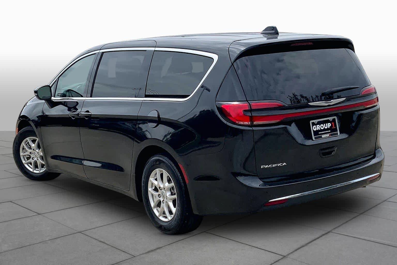 Used 2023 Chrysler Pacifica Touring-L FWD image 12