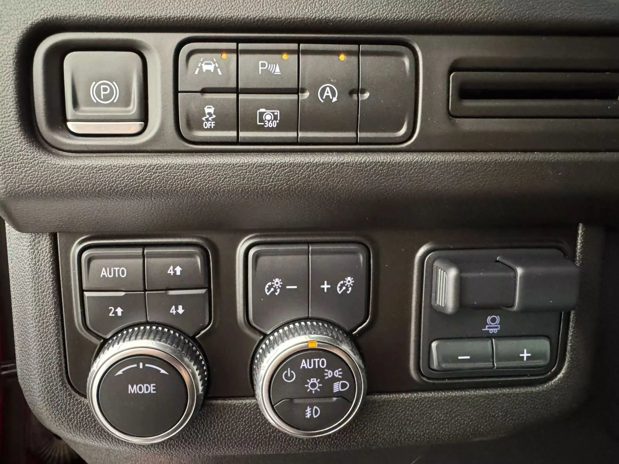 Used 2023 GMC Yukon SLT w/ SLT Luxury Package AWD/4WD image 27