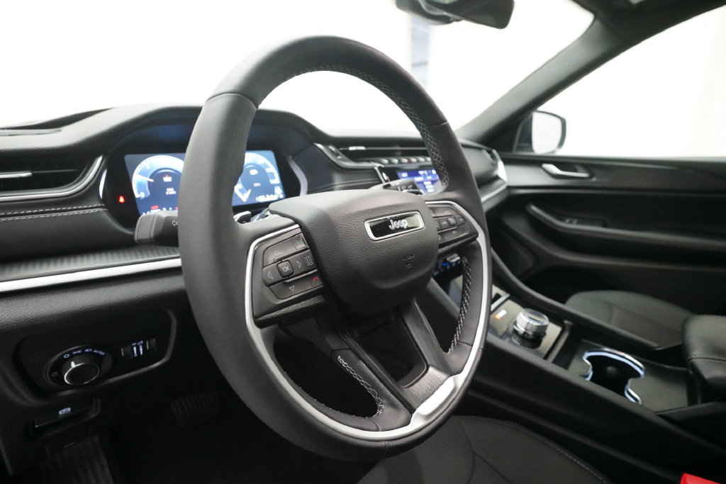 Used 2025 Jeep Grand Cherokee Laredo X w/ Luxury Tech Group I AWD/4WD image 8