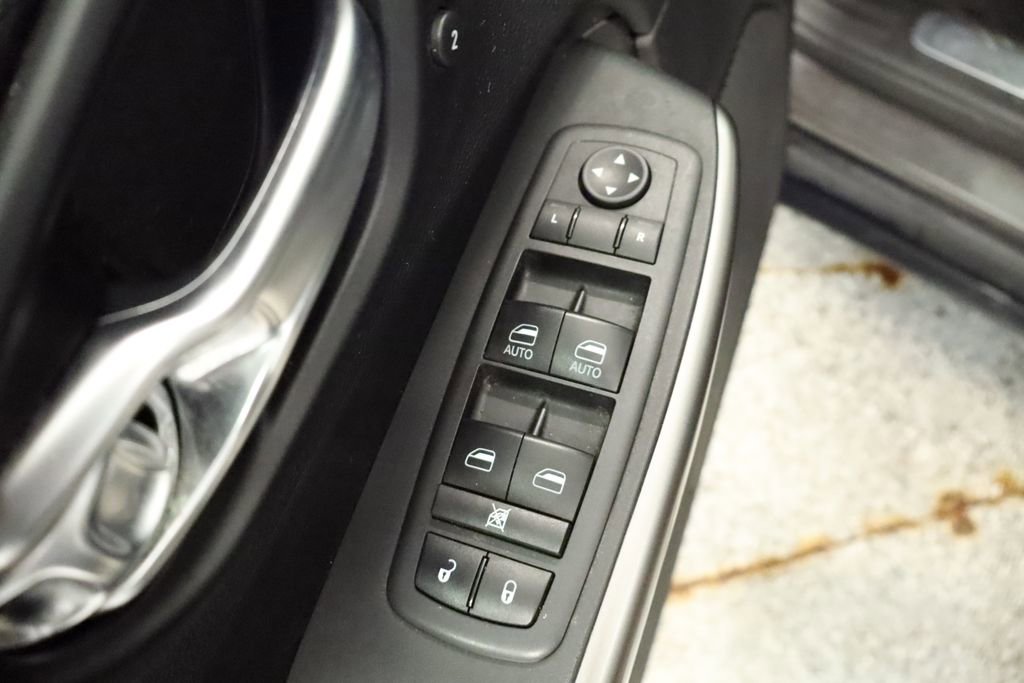 Used 2021 Jeep Cherokee Limited image 31