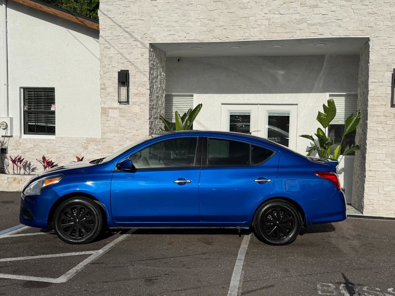 Used 2015 Nissan Versa SV FWD image 2