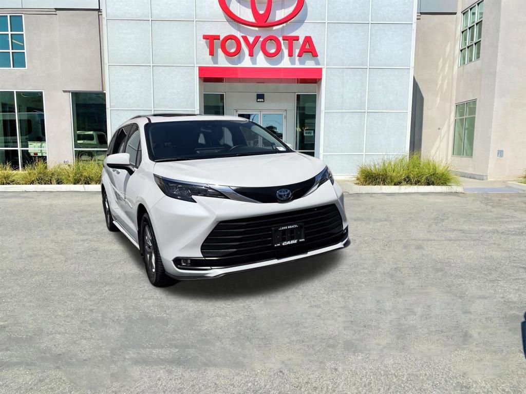 Used 2025 Toyota Sienna XLE w/ XLE Plus Package AWD/4WD image 1