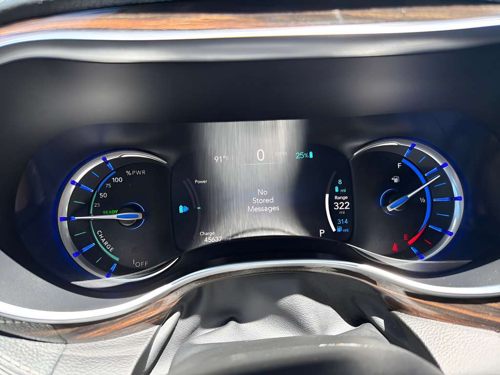 Used 2023 Chrysler Pacifica Limited FWD image 5