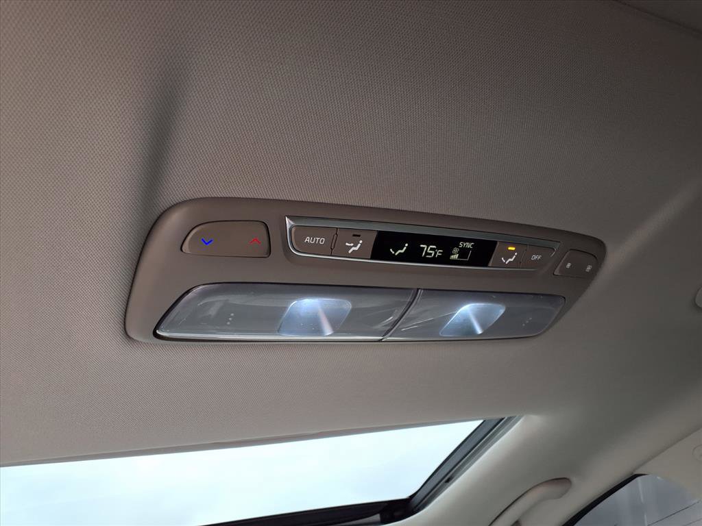 Used 2024 Kia Telluride SX w/ Towing Package image 16