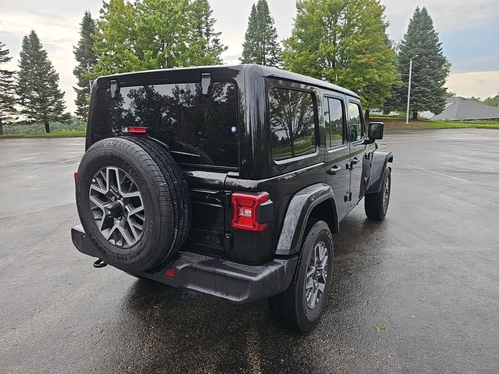 Used 2025 Jeep Wrangler Unlimited Sahara AWD/4WD image 6