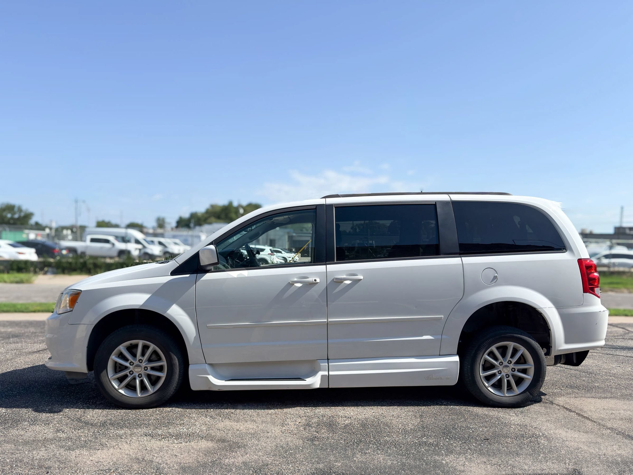 Used 2015 Dodge Grand Caravan SXT FWD image 4