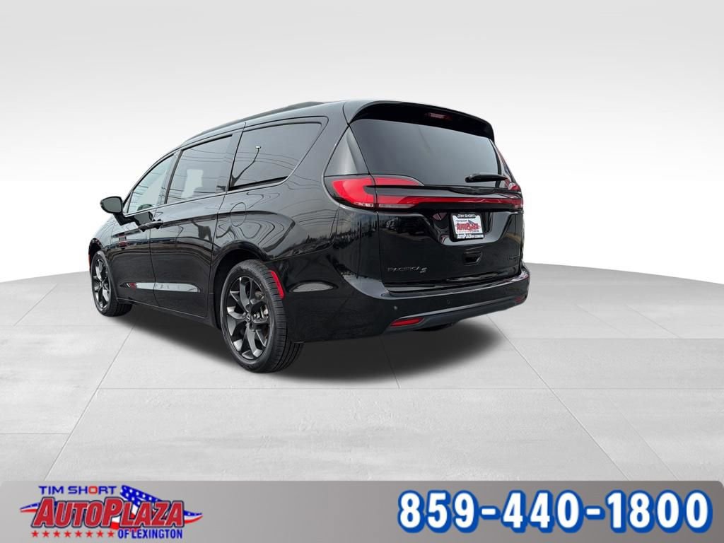 Used 2025 Chrysler Pacifica Limited image 4