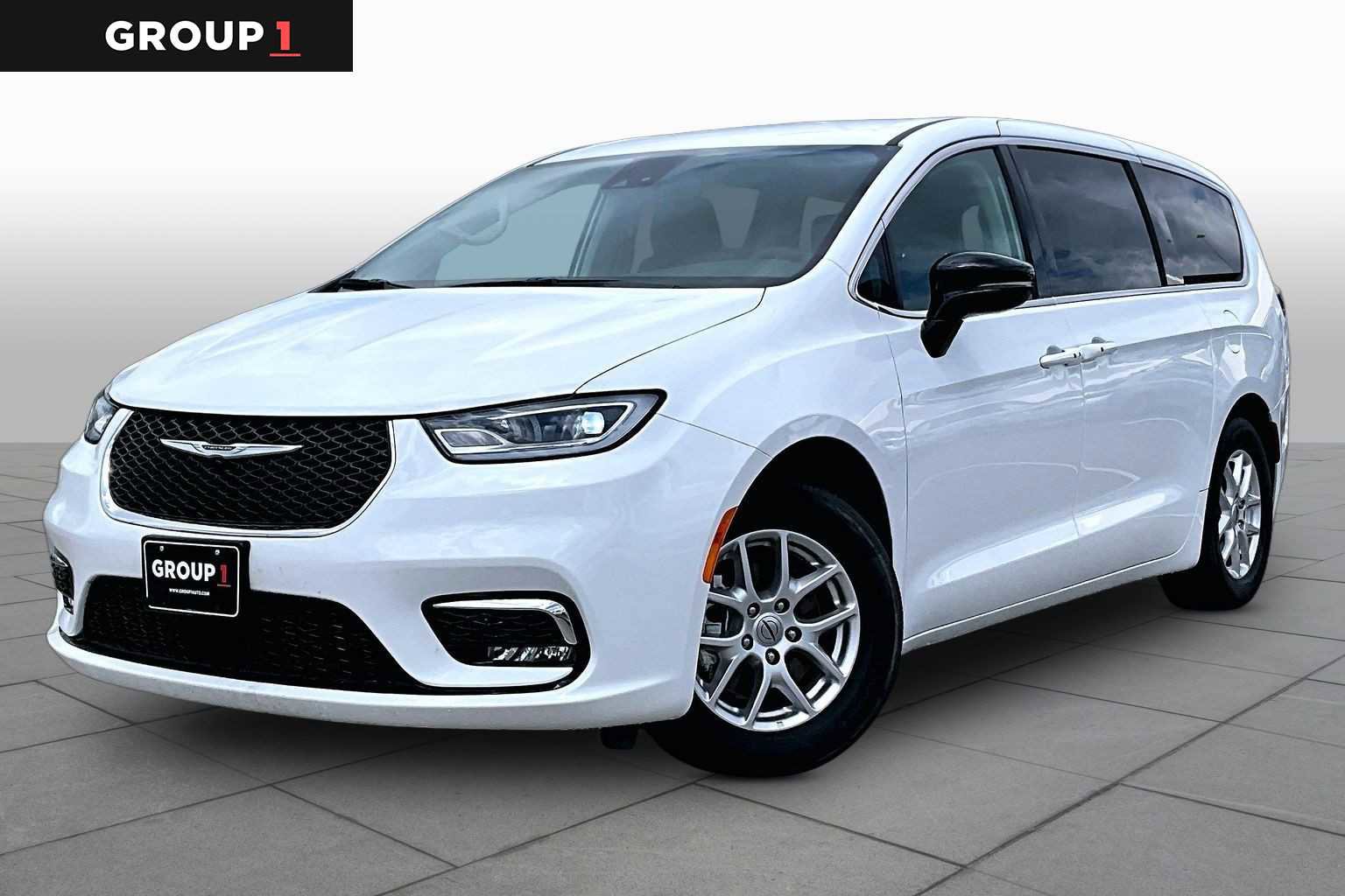 Used 2024 Chrysler Pacifica Touring-L FWD image 1
