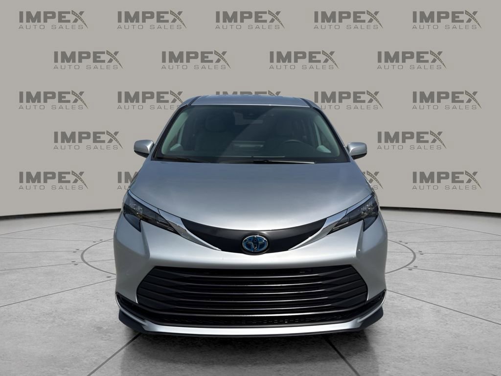 Used 2025 Toyota Sienna LE FWD image 8
