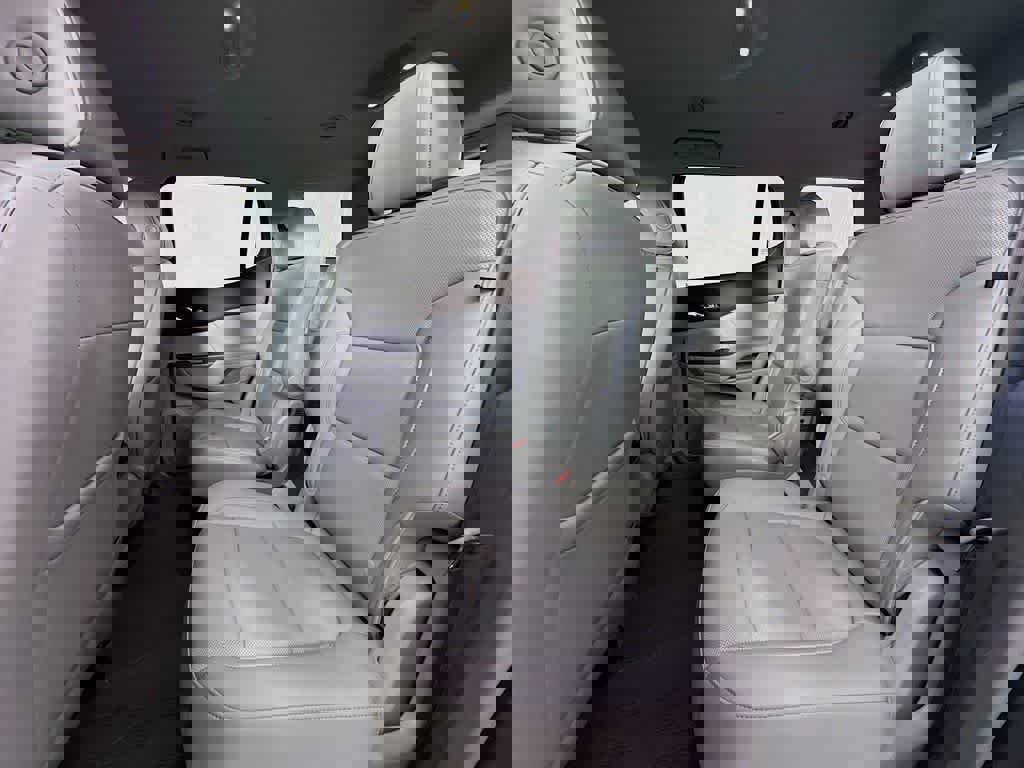 Used 2023 GMC Acadia SLT w/ Preferred Package image 14