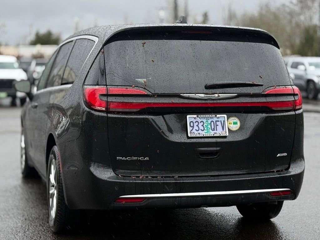 Used 2025 Chrysler Pacifica Select image 3