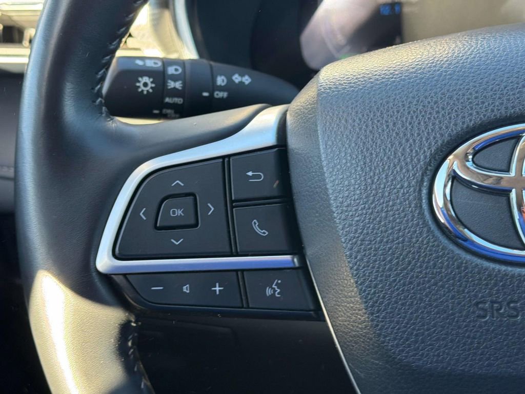 Used 2023 Toyota Highlander Platinum image 12