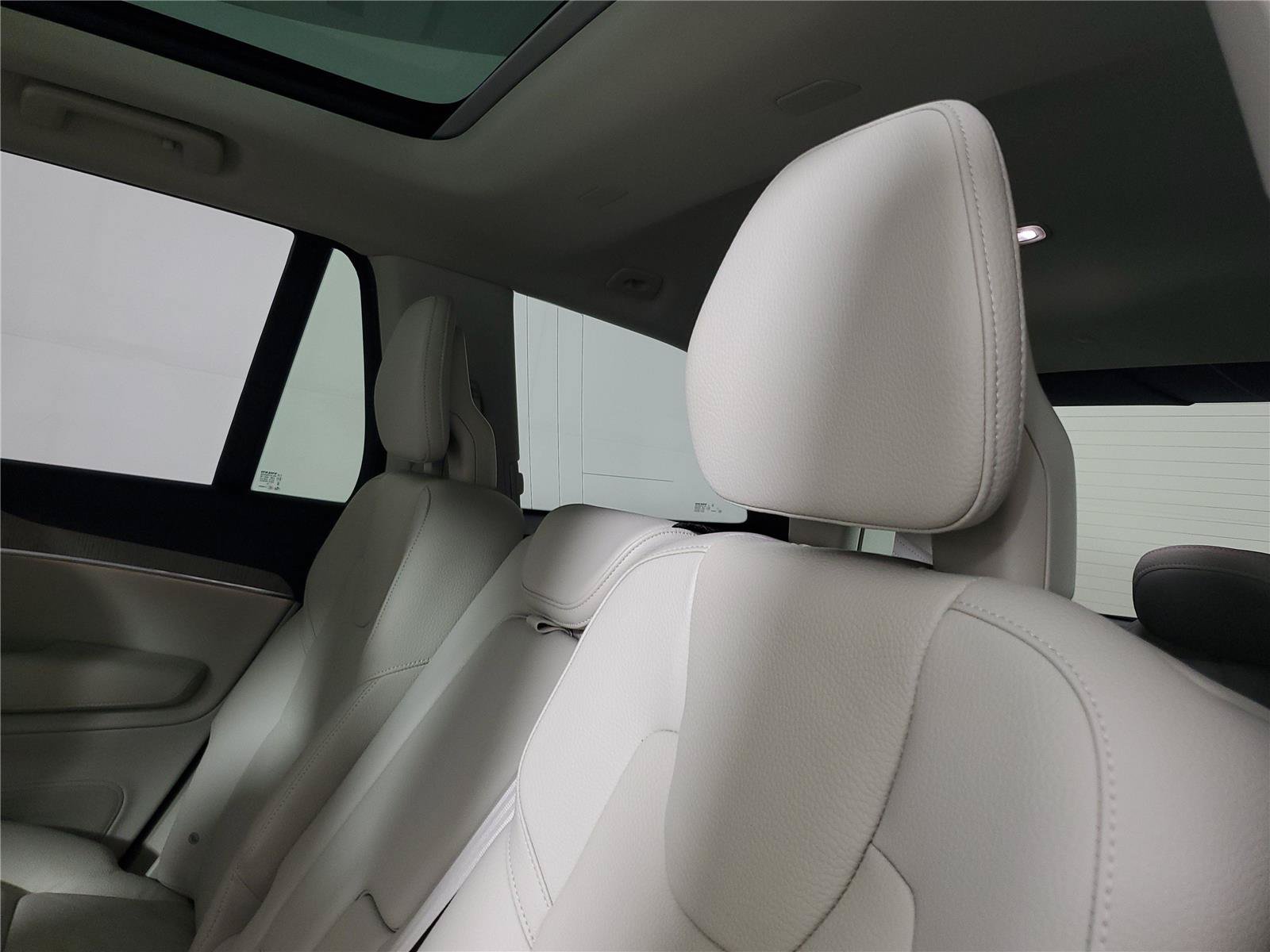 Certified 2025 Volvo XC90 T8 Plus w/ Protection Package Premier AWD/4WD image 13