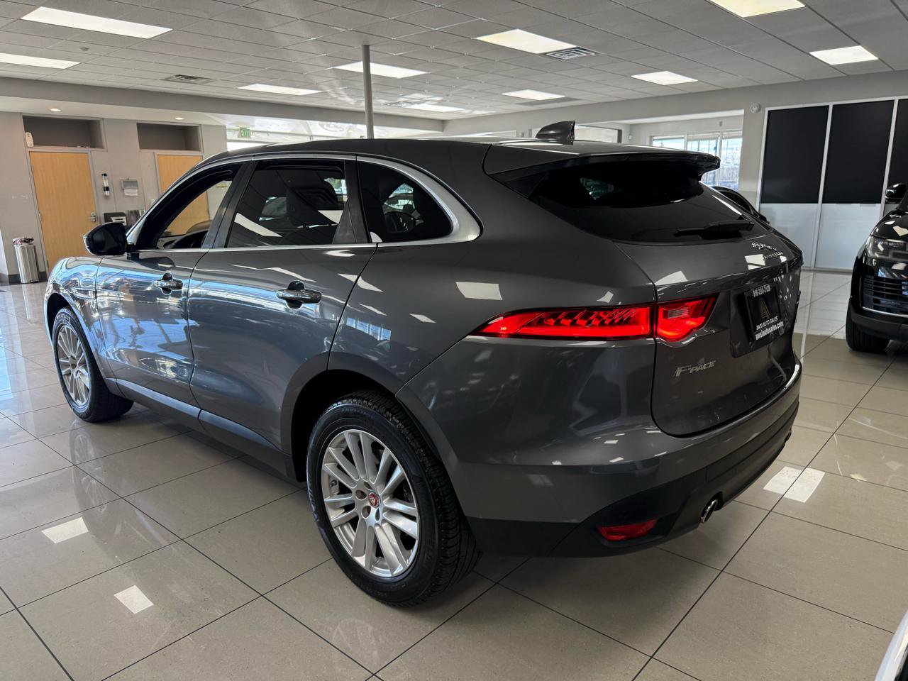 Used 2017 Jaguar F-PACE Prestige image 6
