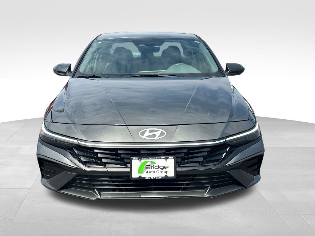 Used 2024 Hyundai Elantra SE FWD image 2