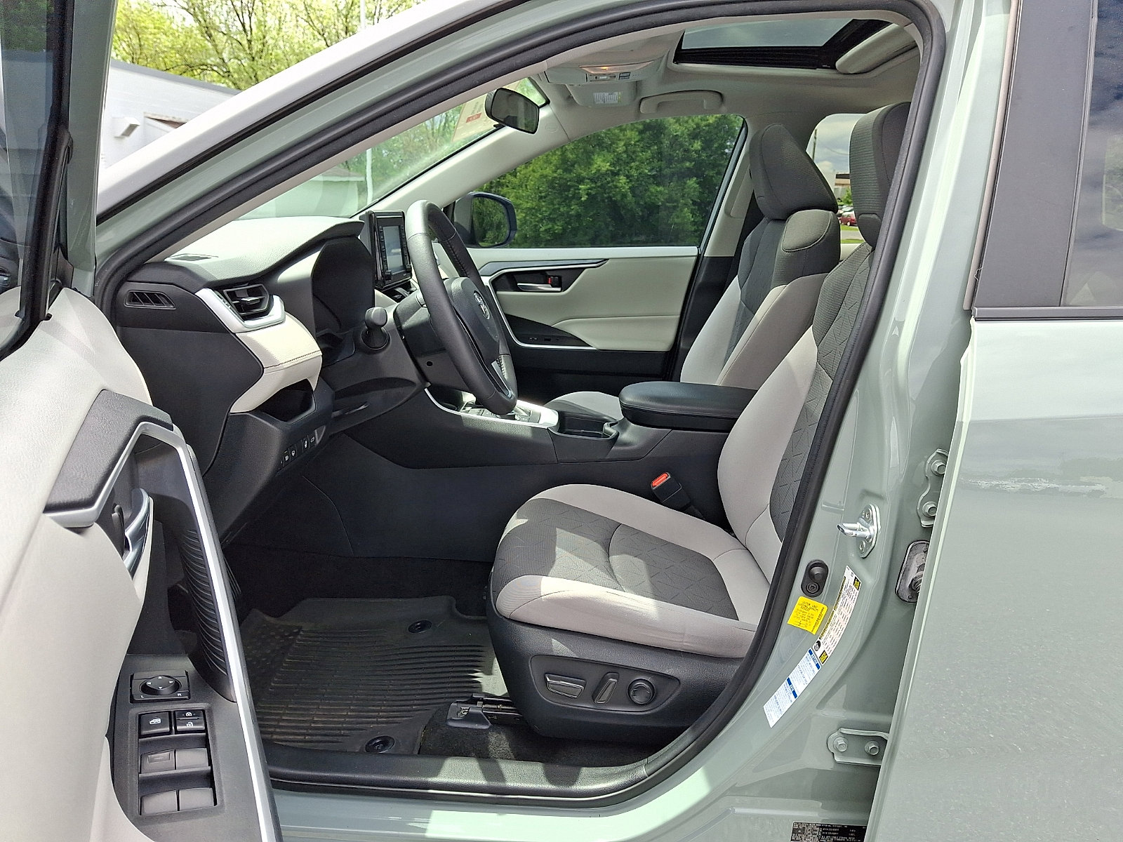 Certified 2021 Toyota RAV4 XLE w/ Convenience Package AWD/4WD image 15