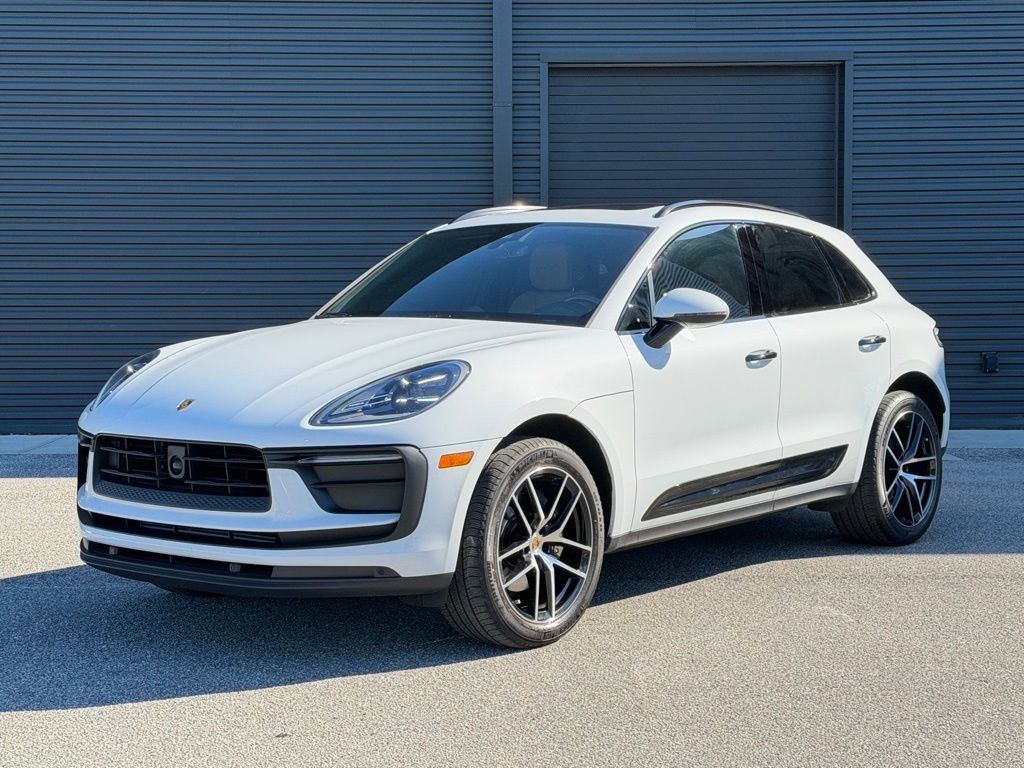 Certified 2023 Porsche Macan image 1