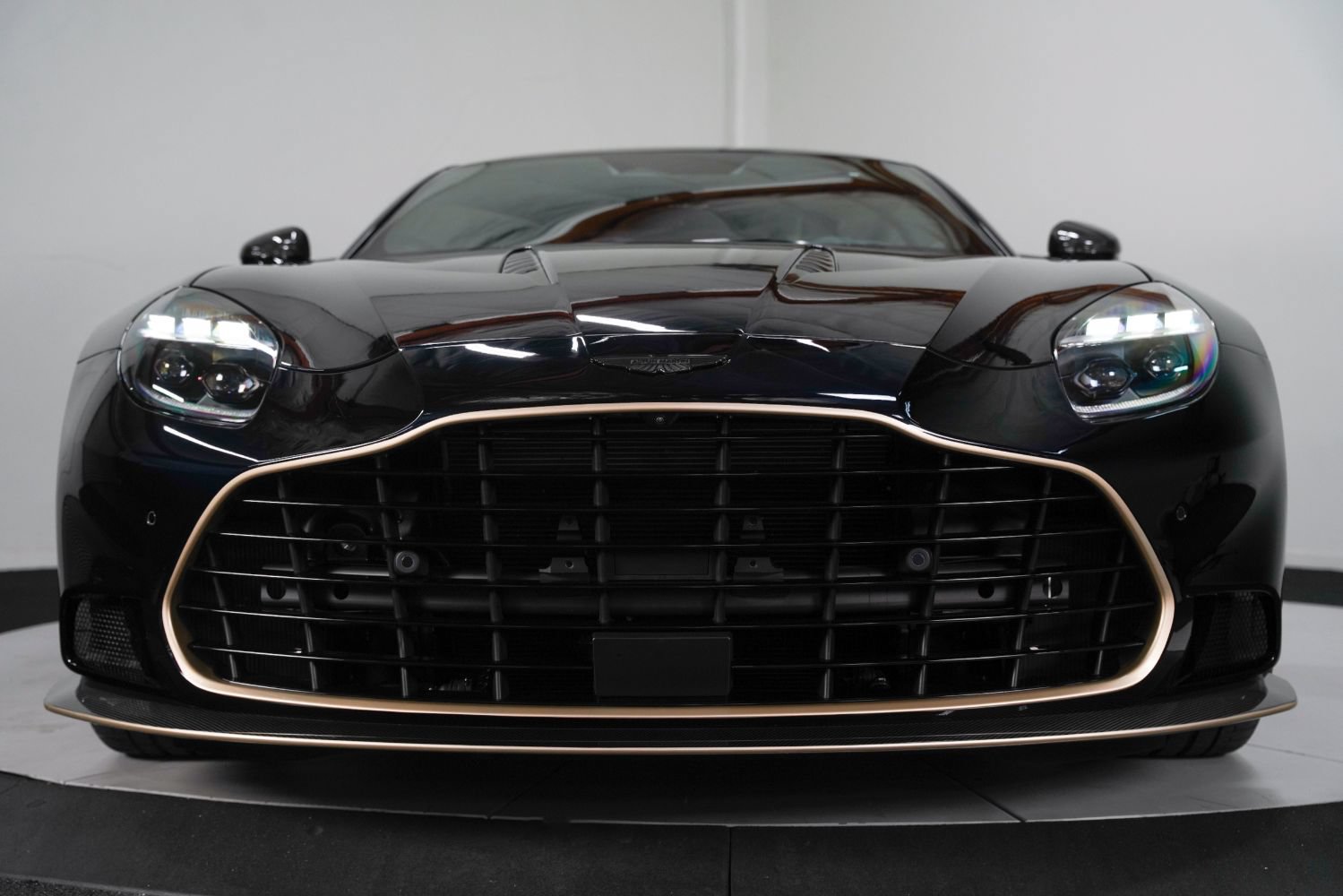 Used 2025 Aston Martin Vanquish RWD image 16