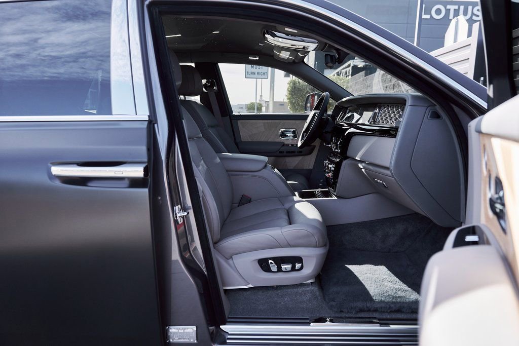 Used 2025 Rolls-Royce Phantom Sedan RWD image 25