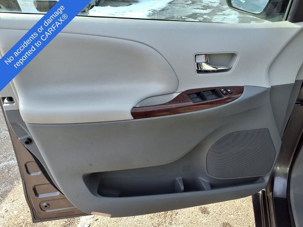 Used 2014 Toyota Sienna L image 15