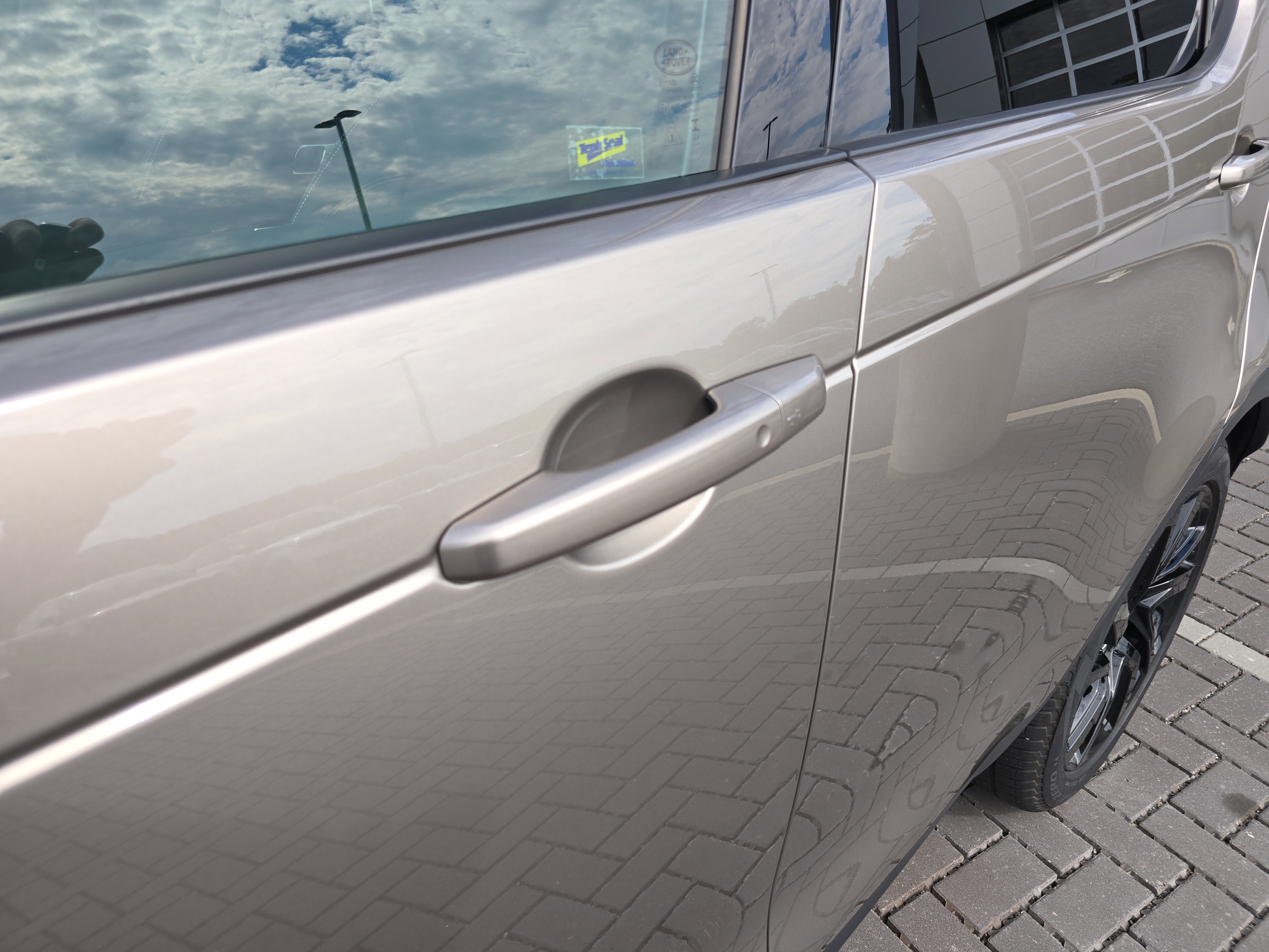 Certified 2025 Land Rover Discovery S image 14